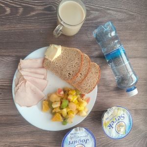 Dieta z ograniczeniem łatwoprzyswajalnych węglowodanów  Masło extra Sałatka owocowa Szynka krucha z pieca wieprzowa, parzona Kawa zbożowa z mlekiem Jogurt naturalny Woda mineralna Serek homo naturalny